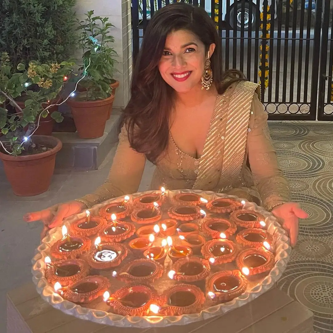 BOLLYWOOD ACTRESS NIMRAT KAUR TRADITIONAL DIWALI CELEBRATIONS 6